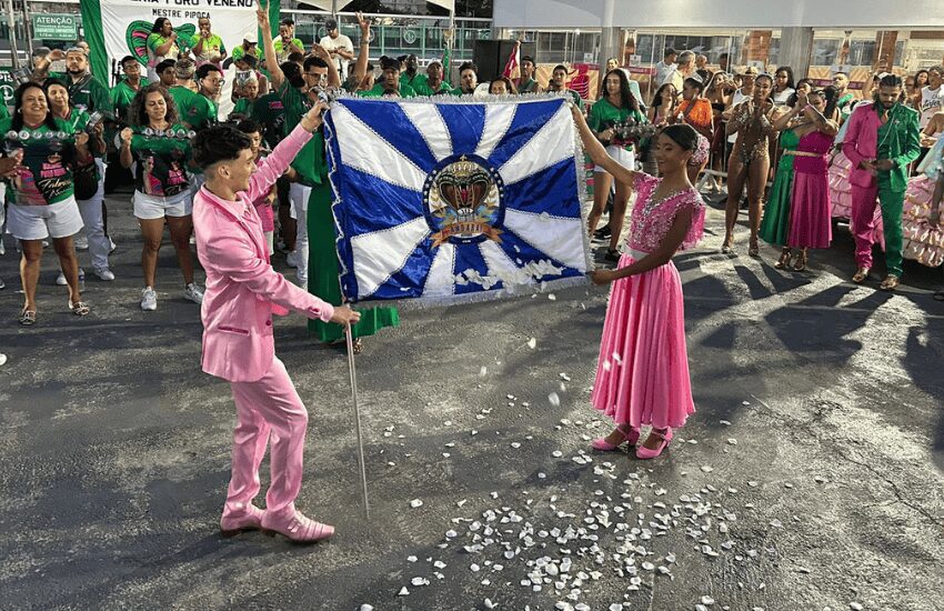 Segundo casal de mestre-sala e porta-bandeira do Andaraí, Sylvio Abreu e Yasmin Liz.