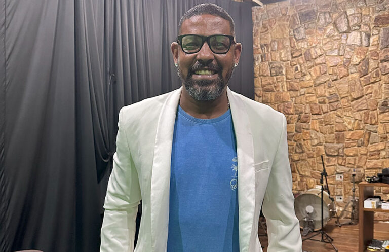 Intérprete Fernando Brito segue na Chega Mais para o Carnaval de Vitória 2026
