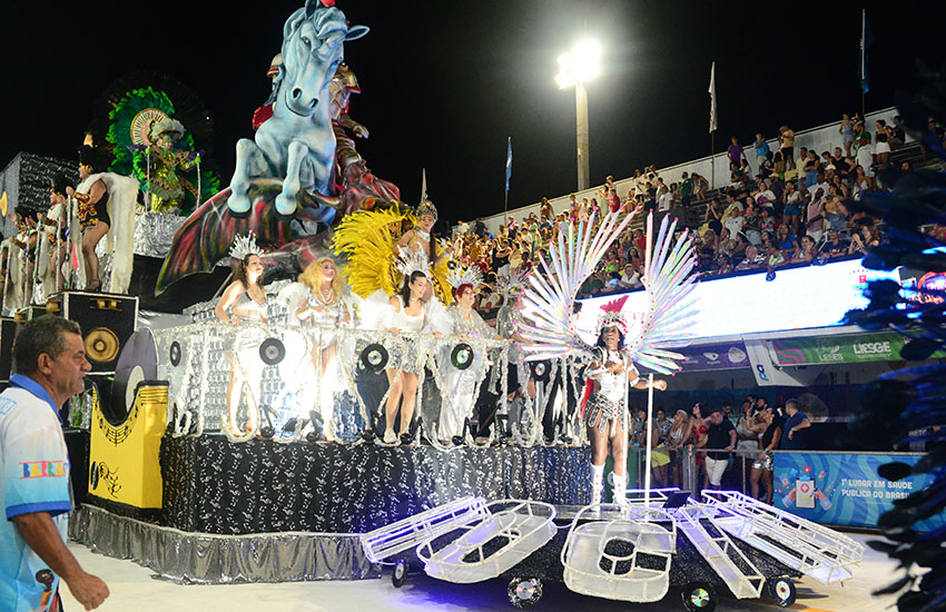 Abre-alas da Mocidade da Praia, no Carnaval de Vitória 2025.