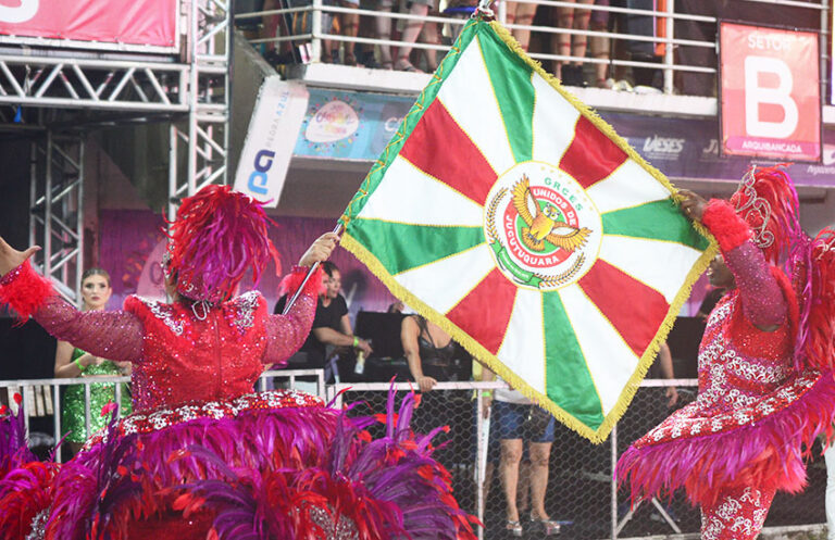 Pavilhão da Unidos de Jucutuquara no desfile do Carnaval de Vitória 2025.