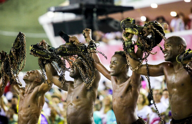 Comissão de frente do Paraíso do Tuiuti, no desfile do Carnaval do Rio de Janeiro, em 2018