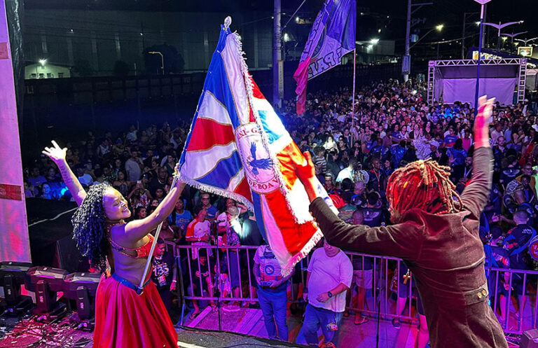 Segundo casal de mestre-sala e porta-bandeira da Boa Vista, se apresentando na Orla de Cariacica.