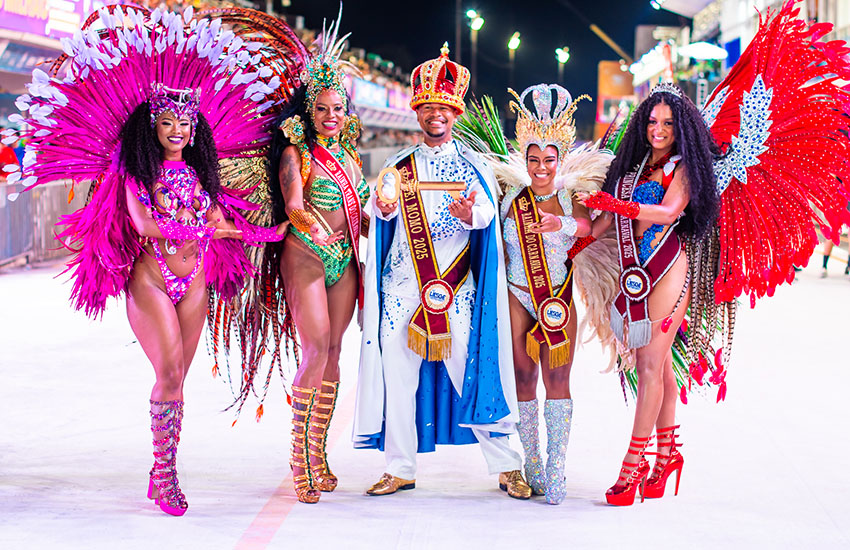 Família Real do Carnaval de Vitória 2025 na passarela do samba.