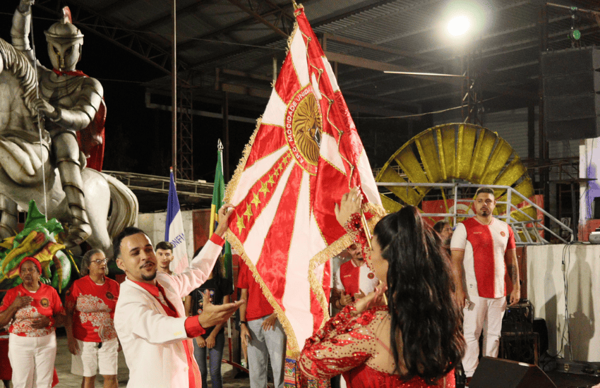 Hudson Maia e Letícia Malaquias, casal de mestre-sala e porta-bandeira da Mocidade Unida da Glória.