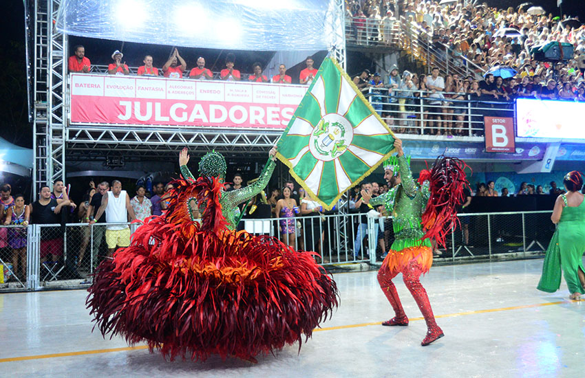 Casal de mestre-sala e porta-bandeira da Piedade no desfile 2025.