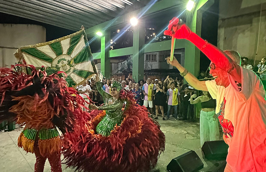 Edson Papo Furado na final de samba-enredo da Unidos da Piedade.