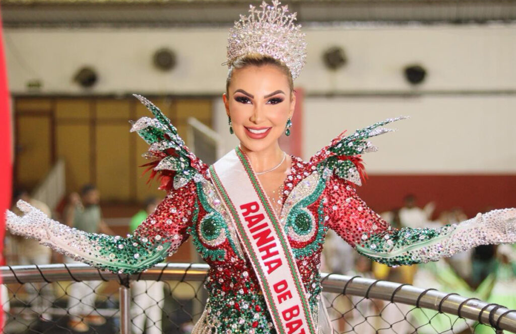 Fernanda Passon é coroada rainha de bateria da Jucutuquara.