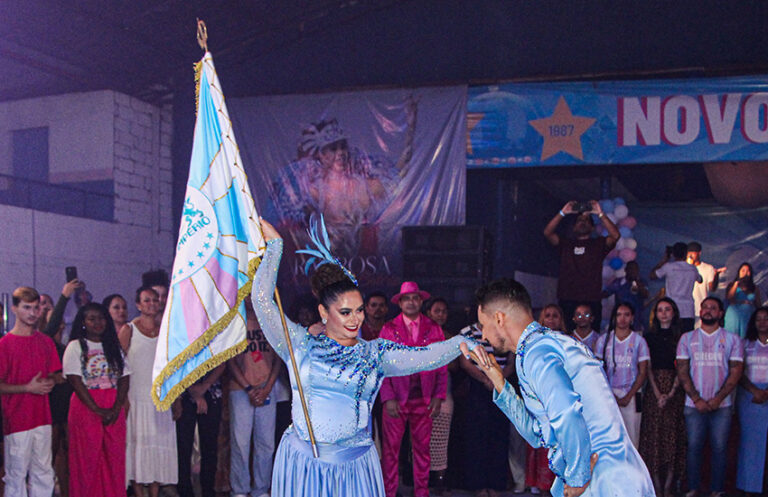 Casal de mestre-sala e porta-bandeira da Novo Império