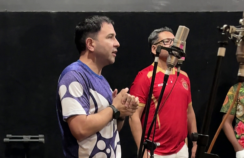 Diretor de carnaval da Liesge, João Filipe, na gravação das faixas do Carnaval de Vitória 2026