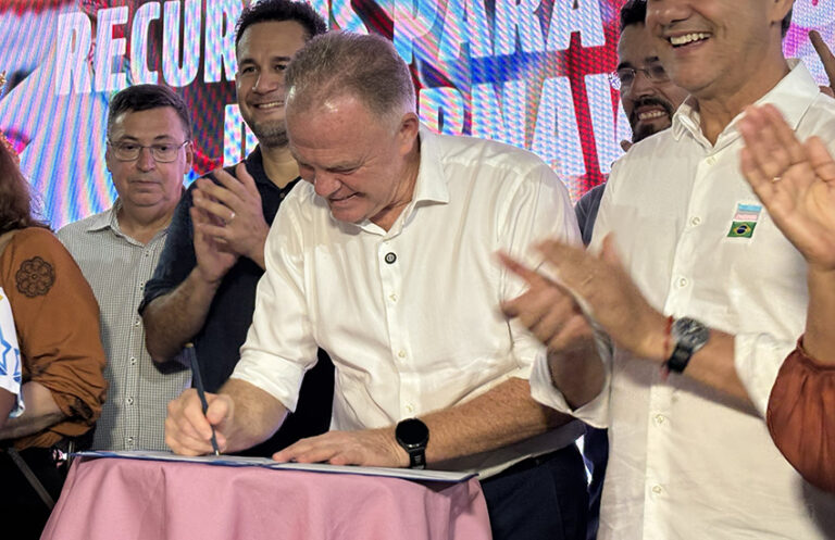 Governador do Espírito Santo, Renato Casagrande, assina documento que oficializa destinação de verbas para desfile das escolas de samba