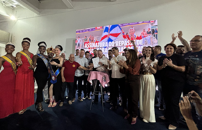 Governador do Espírito Santo, Renato Casagrande, assina documento que oficializa destinação de verbas para desfile das escolas de samba