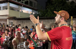 Bateria Pura Ousadia, comandada por Mestre Lucão