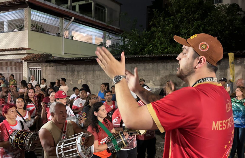 Bateria Pura Ousadia, comandada por Mestre Lucão