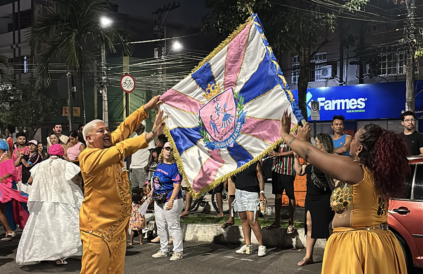 Vini Couti e Amanda Ribeiro no ensaio de rua da Chegou O Que Faltava