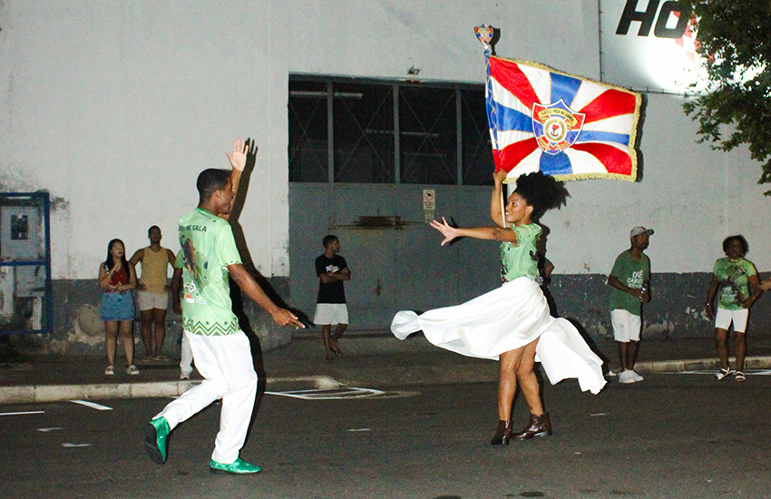 Casal de mestre-sala e porta-bandeira do Pega no Samba, no primeiro ensaio de rua da escola