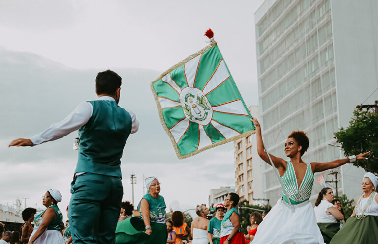 Casal de mestre-sala e porta-bandeira da Piedade, Vinicius Costa e Amanda Luzia