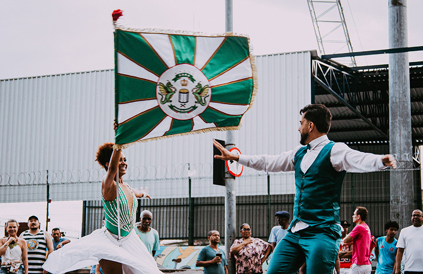 Casal de mestre-sala e porta-bandeira da Piedade, Vinicius Costa e Amanda Luzia