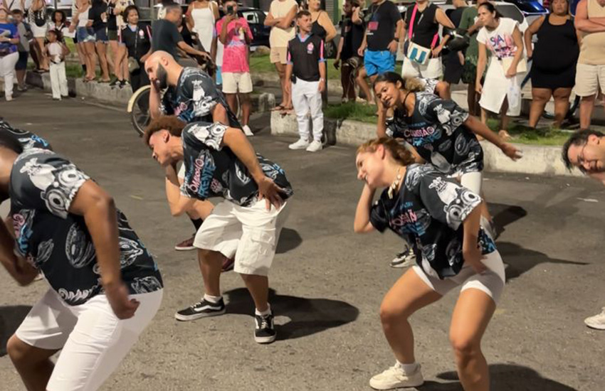 Comissão de frente da Chegou O Que Faltava no ensaio de rua