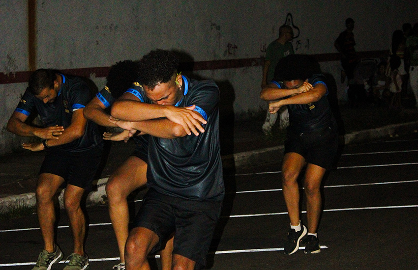 Comissão de frente do Pega no Samba no ensaio de rua, realizado no dia 13 de dezembro