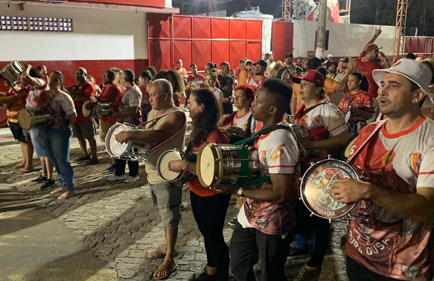 Bateria Pura Ousadia no primeiro ensaio de rua da Mocidade Unida da Glória
