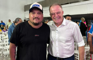 Edson Neto, presidente da Liesge, e Renato Casagrande, governador do Espírito Santo, durante a cerimônia que oficializou o repasse do investimento no Carnaval Capixaba