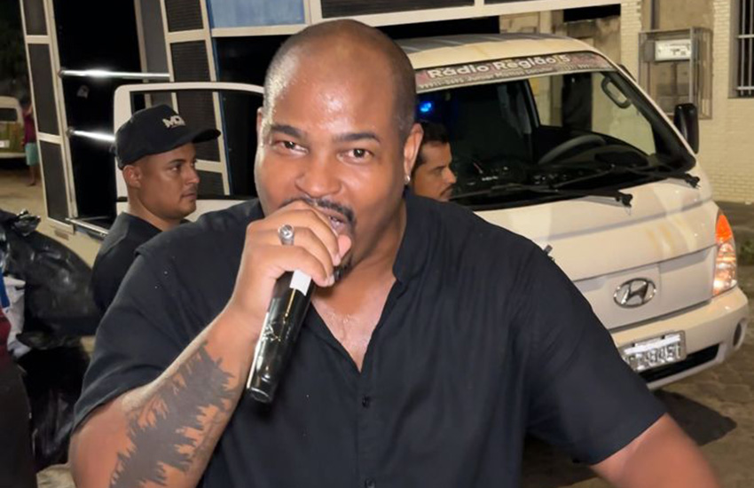 Thiago Brito, intérprete da MUG, no primeiro ensaio de rua da escola