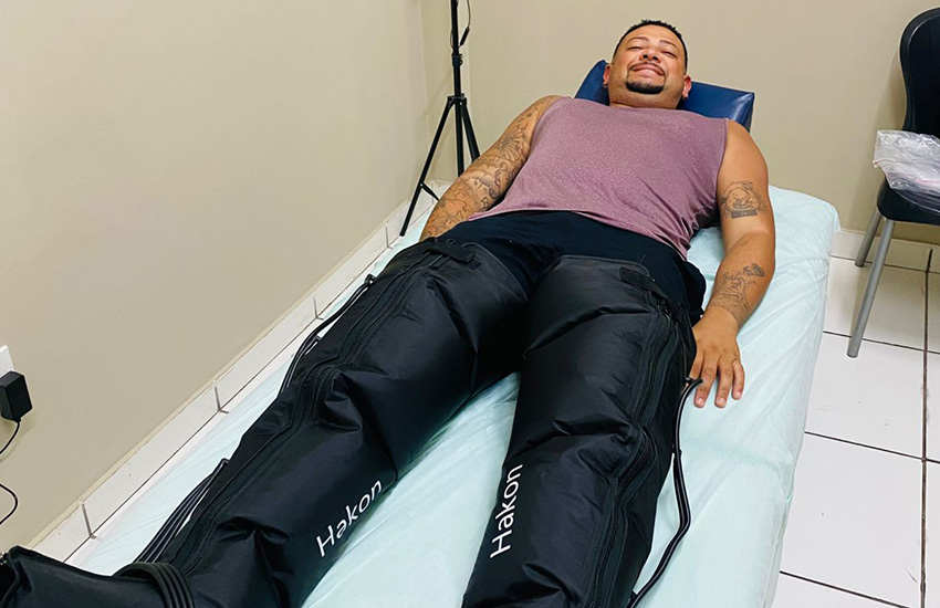 Vinicius Couti, mestre-sala da Chegou O Que Faltava, fazendo sessão de fisioterapia