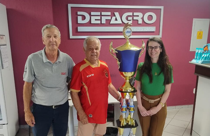 Presidente Robertinho da MUG visita apoiadores para mostrar troféu de Campeão do Carnaval de Vitória 2026