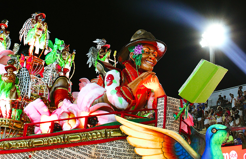 Carro alegórico com a figura de Teresa da Baviera, enredo da Mocidade Unida da Glória em 2026