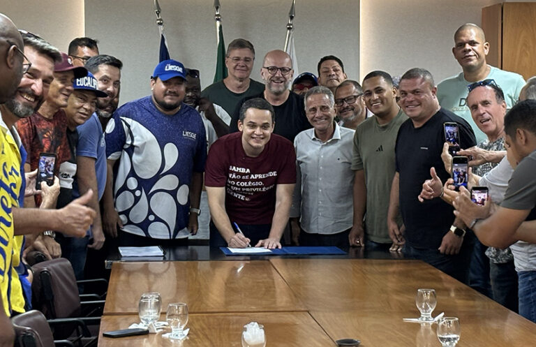 Prefeito Lorenzo Pazolini recebeu os sambistas capixabas na sala de reunião para assinatura da ordem de serviço de construção da Ilha do Samba