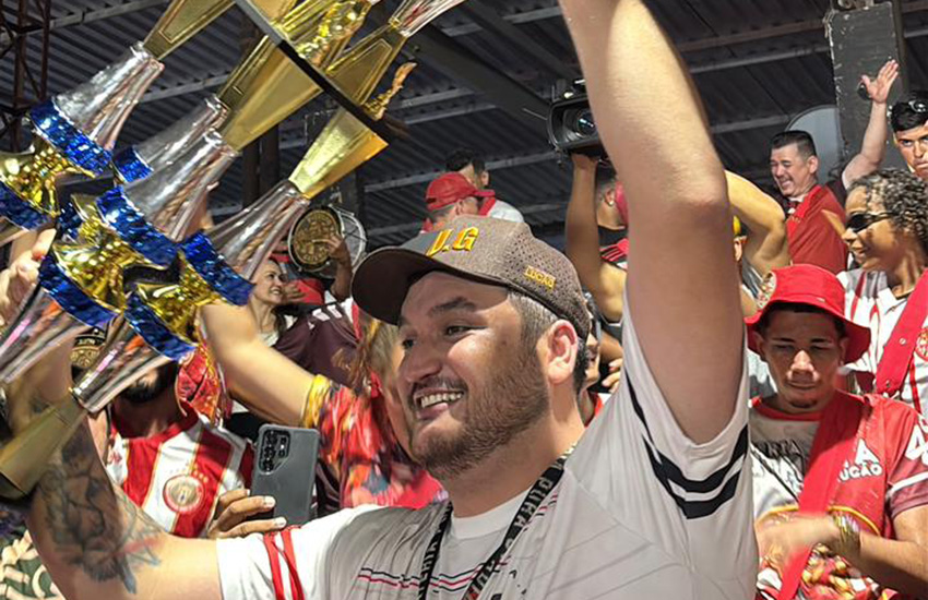 Mestre Lucão com o troféu de Campeão do Carnaval de Vitória 2026