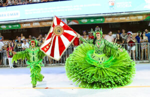 Casal de mestre-sala e porta-bandeira da MUG no Carnaval de Vitória 2026