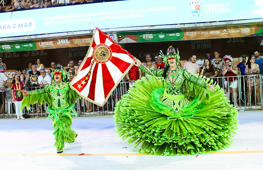 Casal de mestre-sala e porta-bandeira da MUG no Carnaval de Vitória 2026