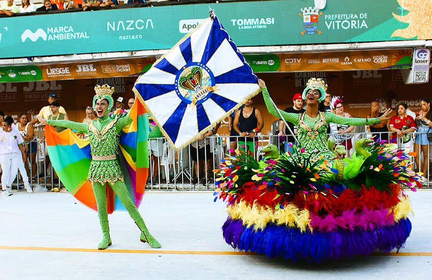 Sylvio Neto e Yasmim Liz, casal de mestre-sala e porta-bandeira da Andaraí