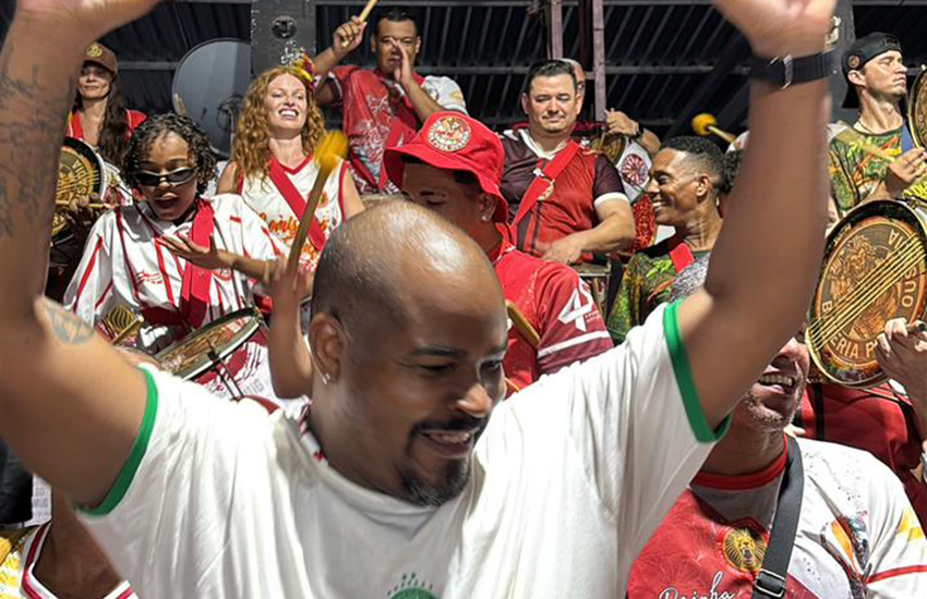 Intérprete Thiago Brito, na comemoração do título de campeã do Carnaval de Vitória 2026