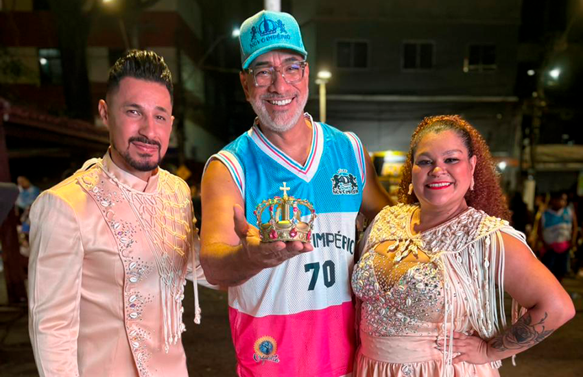 Cahê Rodrigues e o casal de mestre-sala e porta-bandeira da Novo Império, Weskley e Alana