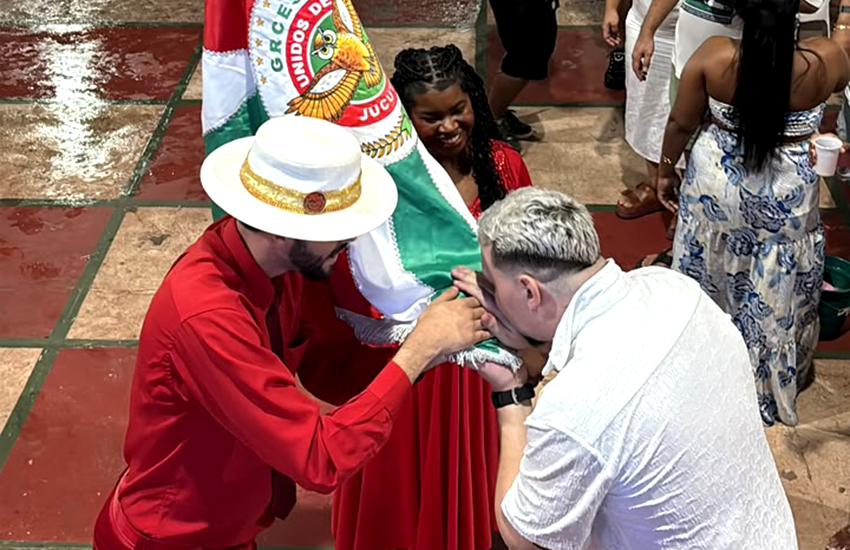 Compositor Artur Kadratz beijando o pavilhão da Unidos de Jucutuquara