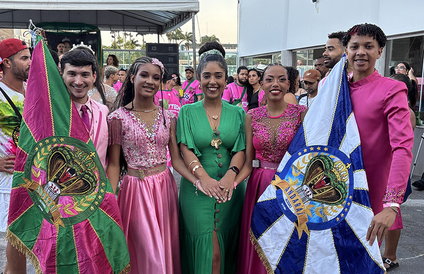Casais de mestre-sala e porta-bandeira do Andaraí no evento realizado pela escola