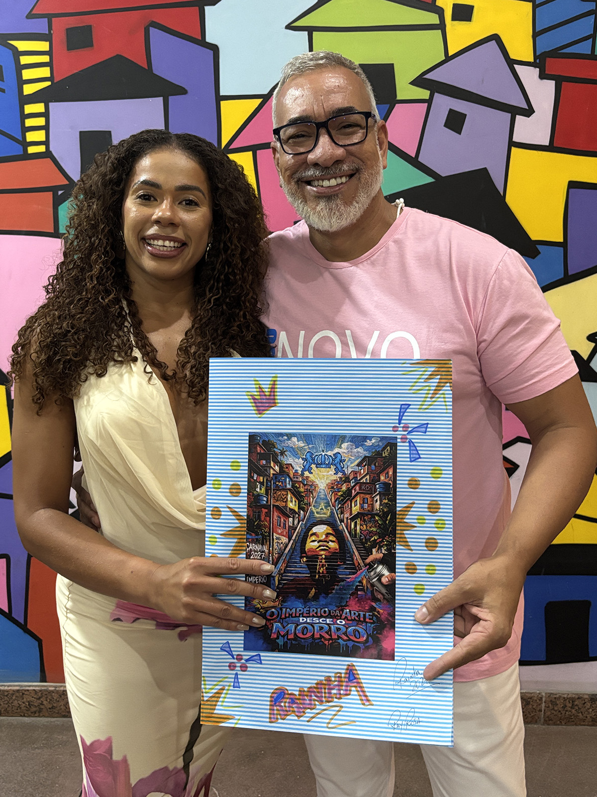 Rainha Rayane Rosa recebendo o croqui das mãos do carnavalesco Cahê Rodrigues