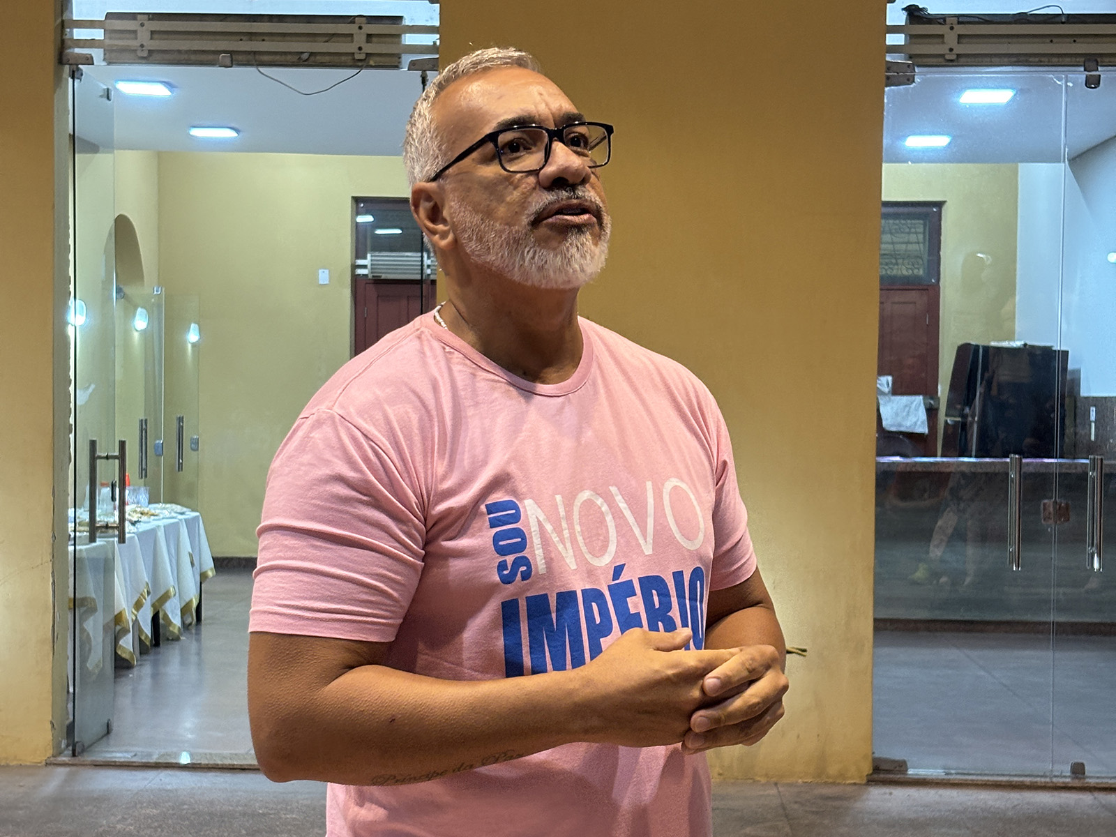Cahê Rodrigues, carnavalesco da Novo Império, apresentando as fantasias no Mucane