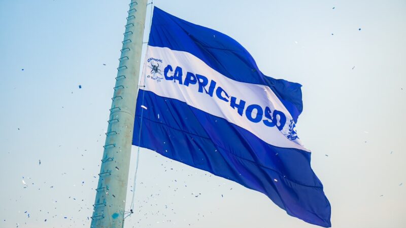 Caprichoso hasteia pavilhão azul e branco e dá início à caminhada pelo bicampeonato