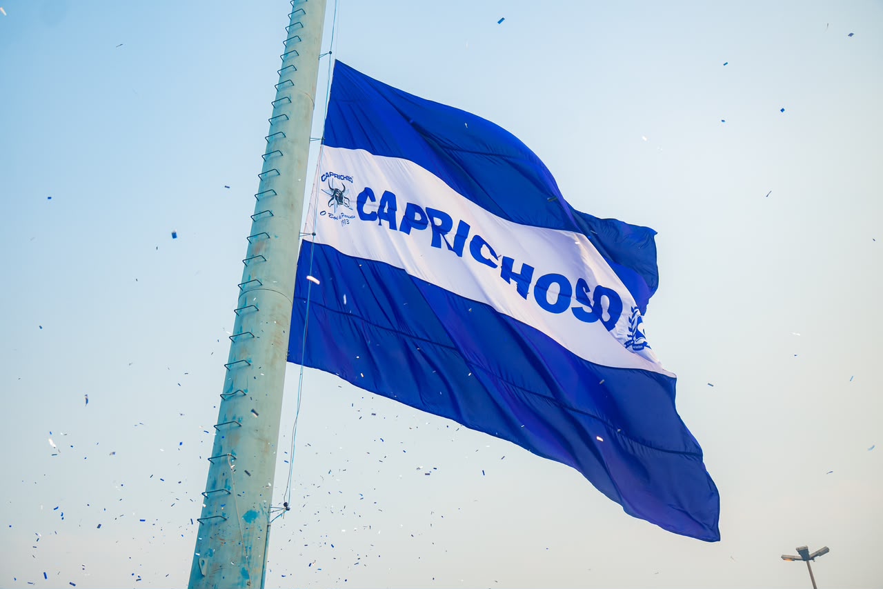 Caprichoso hasteia pavilhão azul e branco e dá início à caminhada pelo bicampeonato