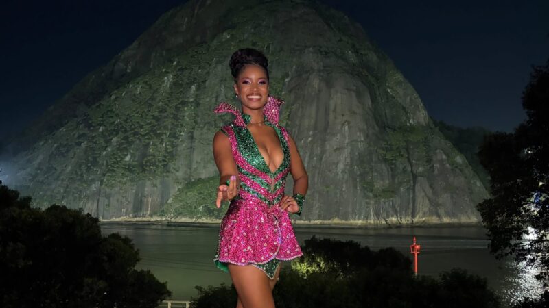 Keile Gomes é coroada rainha de bateria da Imperatriz do Forte