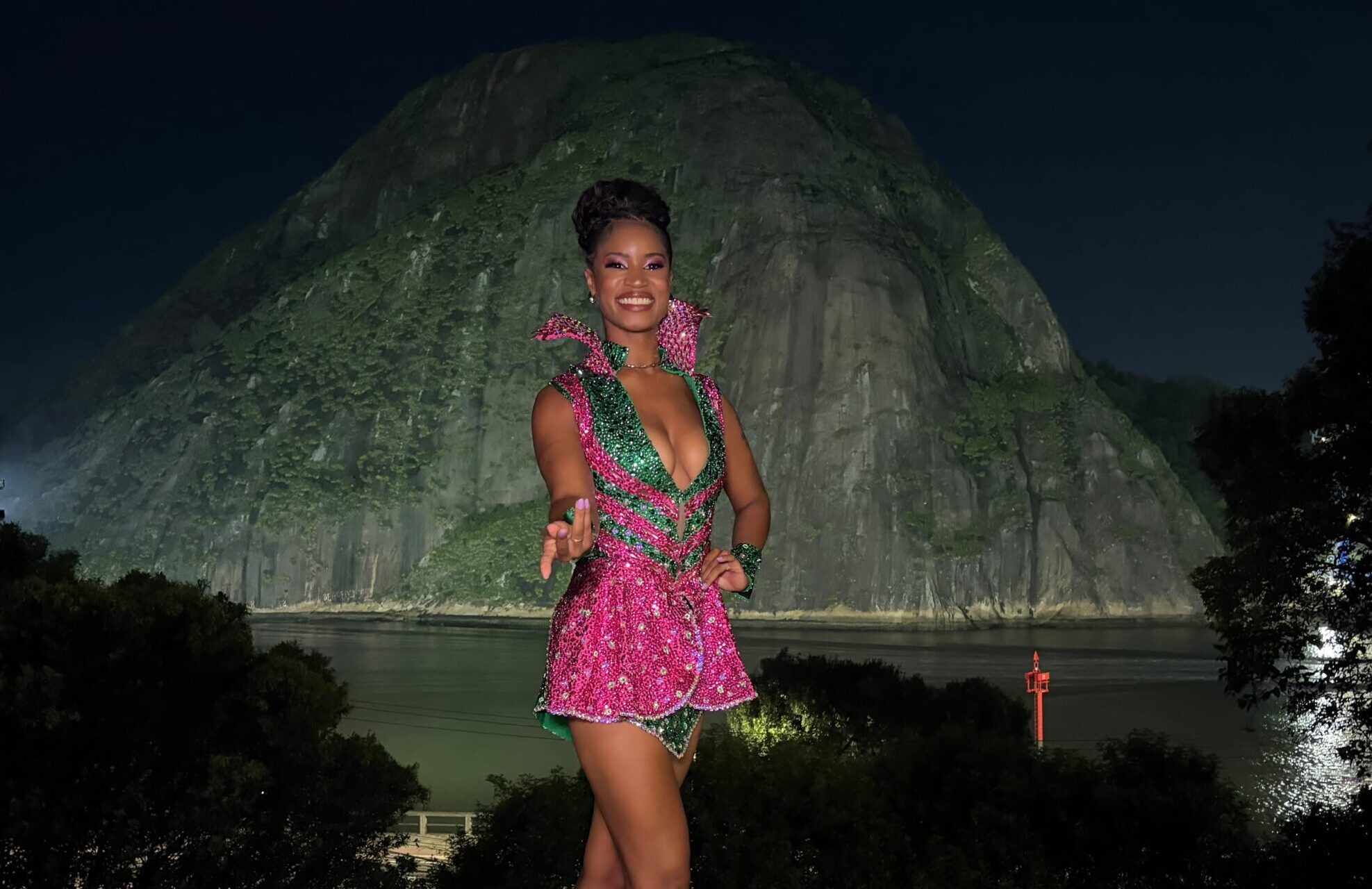 Keile Gomes é coroada rainha de bateria da Imperatriz do Forte