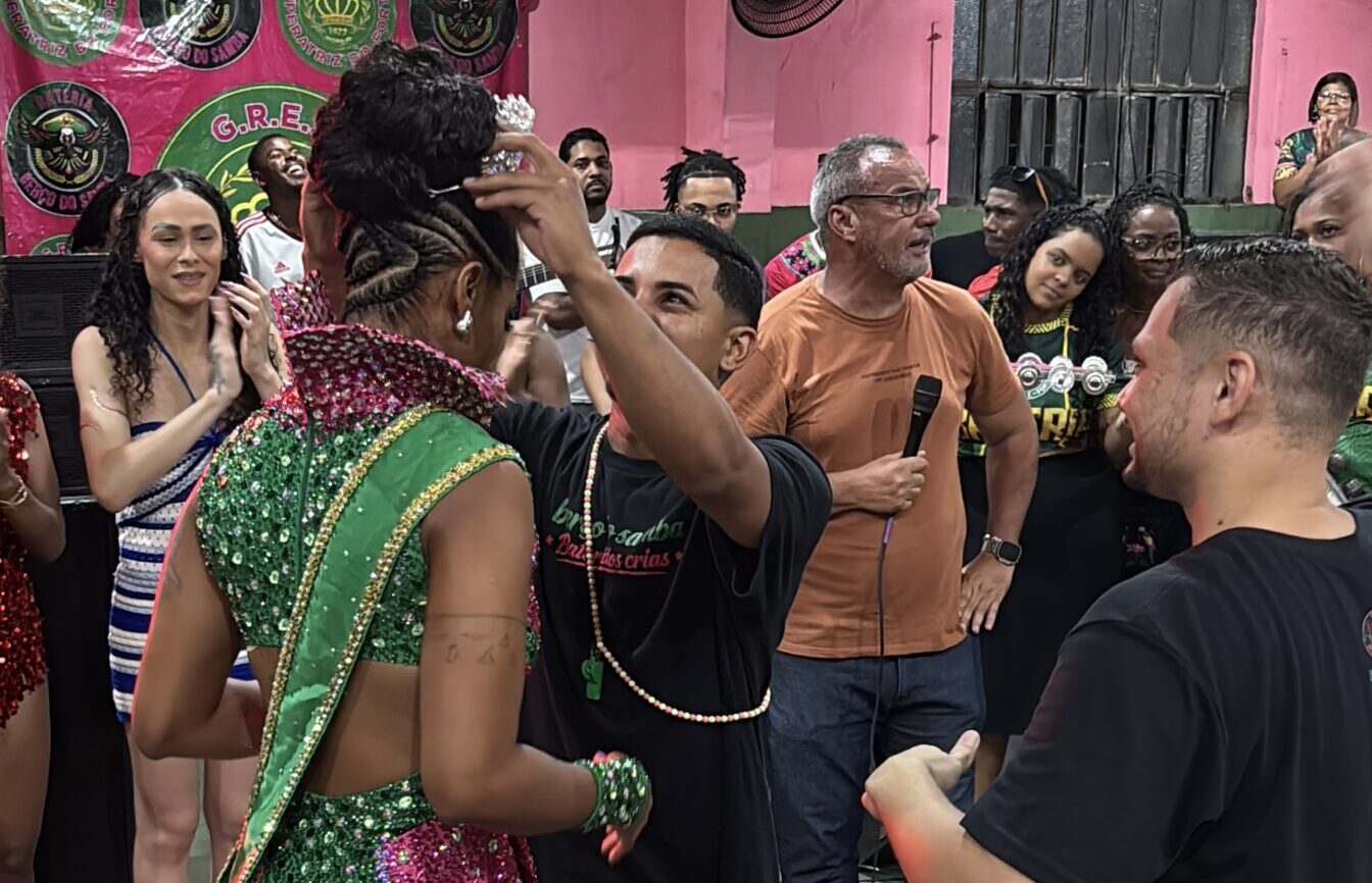 Momento da coroação da nova rainha da Berço do Samba, Keile Gomes